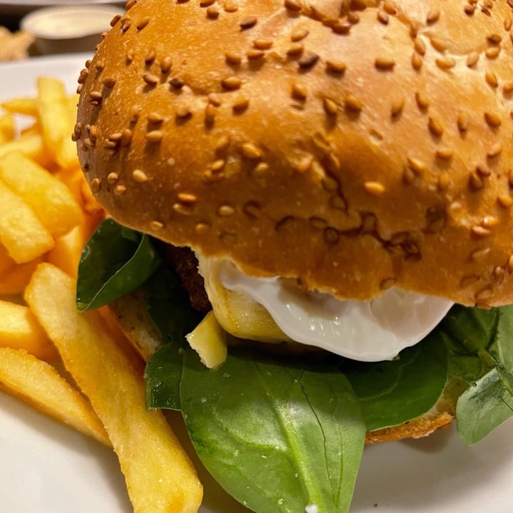 photo of ENJOY PUB Carciofino burger shared by @vegania-plantbased on  25 Mar 2023 - review