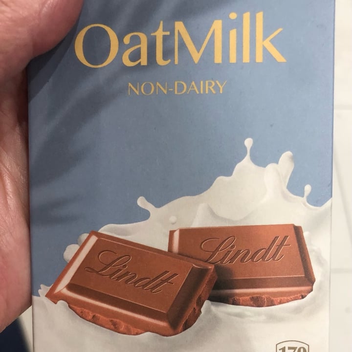 photo of Lindt Oatmilk Chocolate shared by @malulemos on  25 Jan 2023 - review