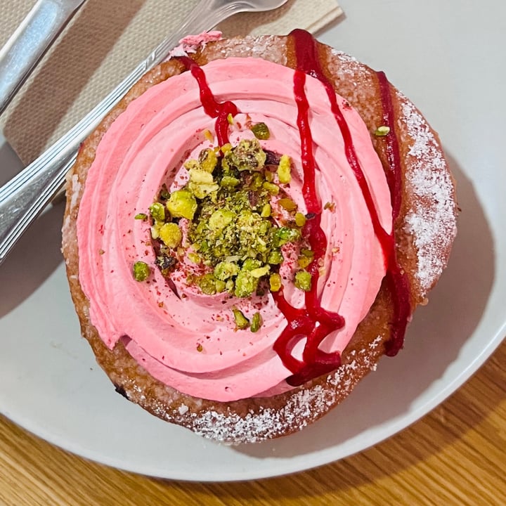 photo of Delish Vegan Doughnuts Summer Pistachio shared by @carolarribas on  14 May 2023 - review