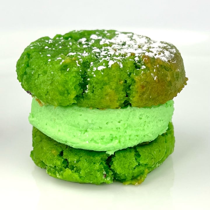 photo of Mama Dut Pandan Whoopie Pie shared by @pdxveg on  12 Feb 2023 - review