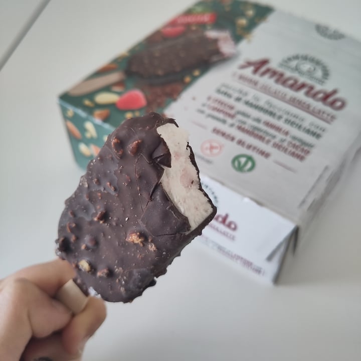 photo of Sammontana 6 Stecchi gelato alla Vaniglia variegati al Lampone con copertura al Cacao con granella di Mandorle Siciliane shared by @veganaesthete on  02 May 2023 - review