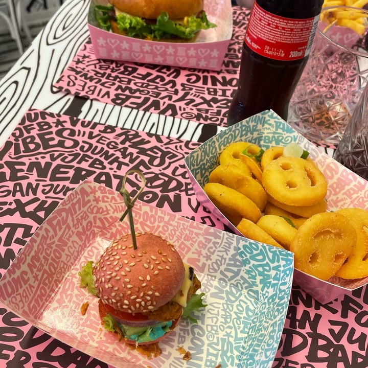photo of Vegan Junk Food Bar Daddy burger shared by @aliceballestra01 on  29 Jul 2023 - review