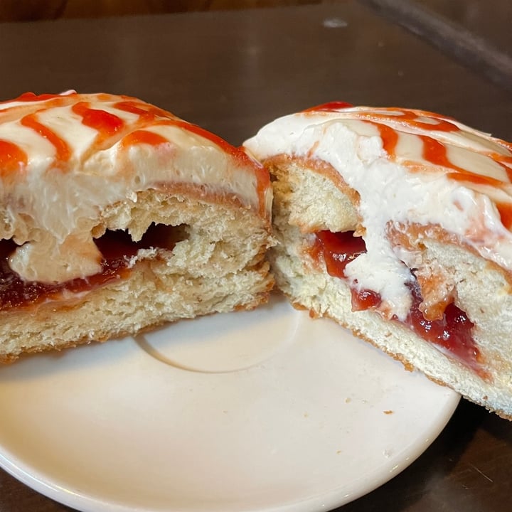 photo of Guevara’s Guava cream cheese donut shared by @flirtingwithvegan on  28 Mar 2023 - review