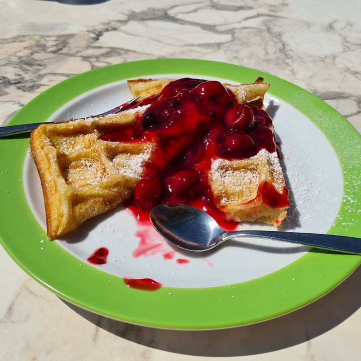 photo of Kaffeeflut Vegan waffle with Rote Grütze shared by @jimbo on  04 Jun 2023 - review
