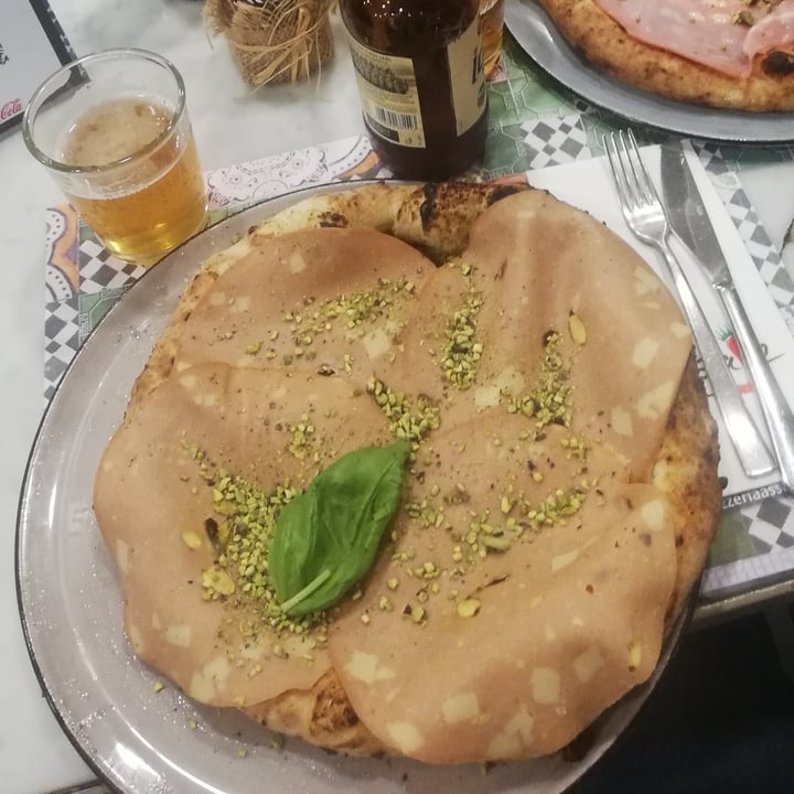 photo of Assaje pizza pistacchio e mortadella vegana shared by @margherita107 on  21 Dec 2022 - review