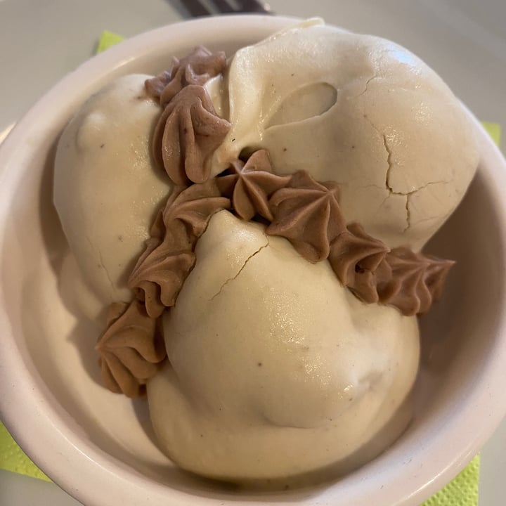 photo of Ristorante Vegano Biologico La Lanterna Coppa con mousse al cioccolato bianco con scaglie, al cioccolato al latte e uva shared by @kundaluna on  12 May 2023 - review