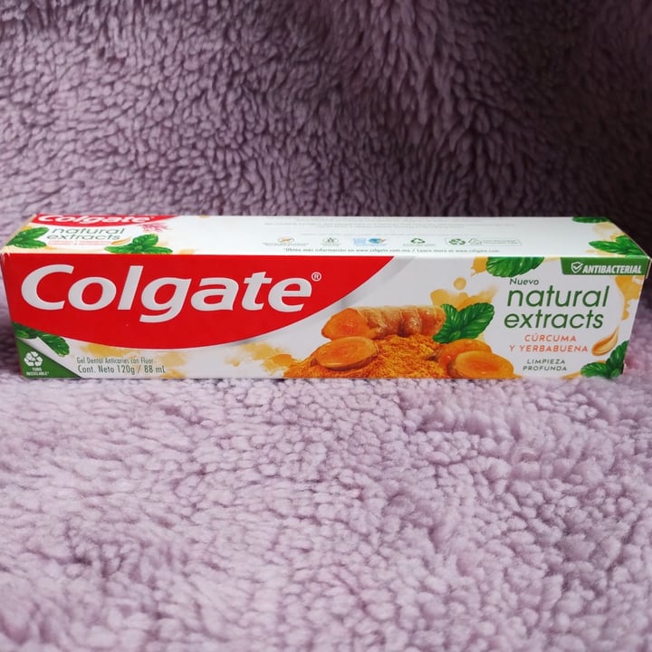 photo of Colgate Natural extracts Cúrcuma y Yerbabuena  shared by @laebanal on  25 Feb 2023 - review