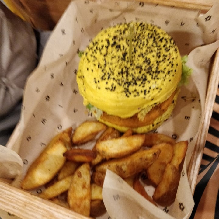photo of Flower Burger Funky Cecio shared by @mockix on  26 May 2023 - review