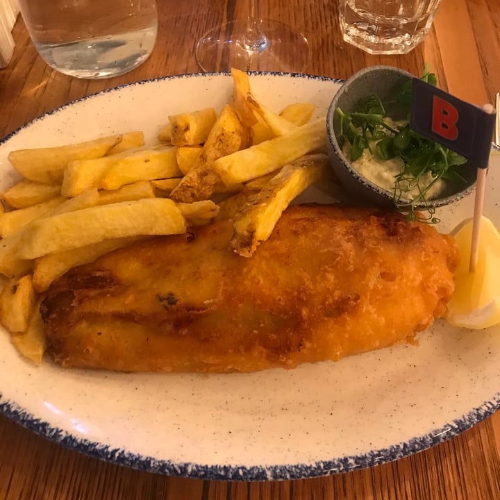 photo of Bertie's Proper Fish & Chips Vegan Fish and Chips shared by @llonguetina on  04 Jul 2023 - review