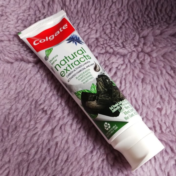 photo of Colgate pasta dental natural extracts carbón activado y menta  shared by @laebanal on  25 Feb 2023 - review