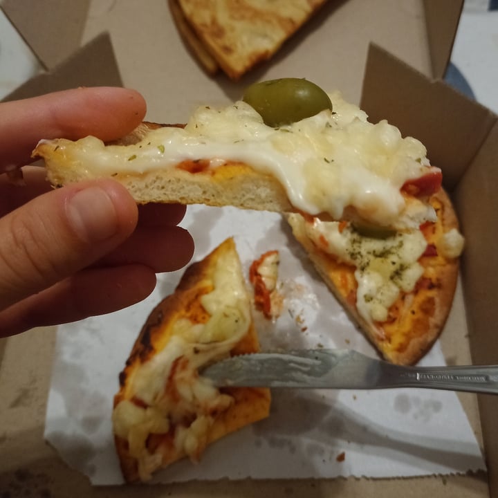 photo of Empanadas de 10 San Isidro Pizza de Muzzarella Vegana shared by @aldyflorent on  19 Feb 2023 - review