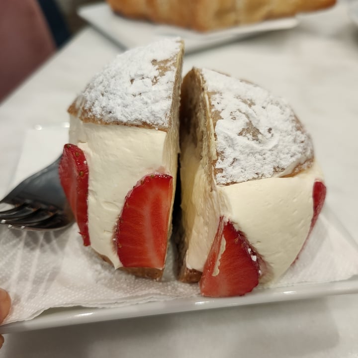 photo of Pasticceria Nepà maritozzo con fragole shared by @andydesa on  10 Jun 2023 - review