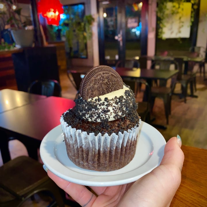 photo of End Of The Line Cafe Cookies & Cream Cupcake shared by @sharksmeoow on  25 May 2023 - review