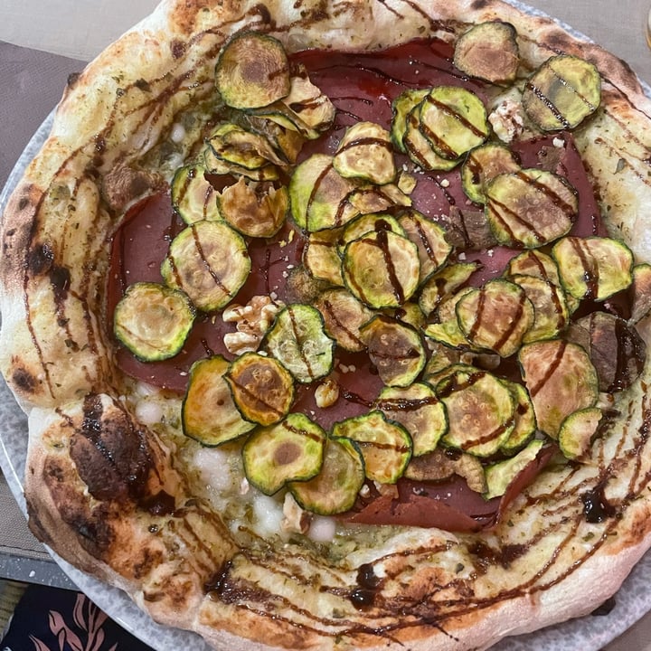 photo of L'Evoluzione Pizza contemporanea Pizza Con Crema Di Zucchine shared by @greta08 on  10 Aug 2023 - review