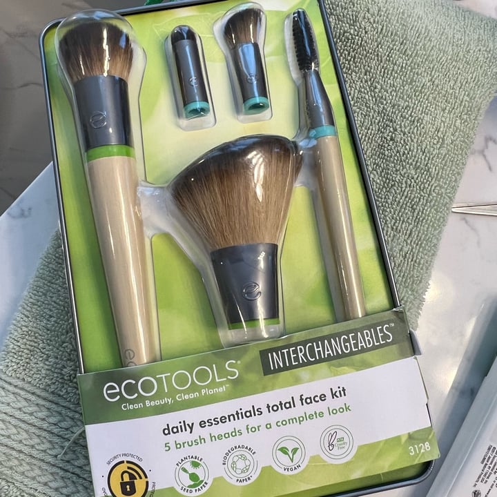photo of EcoTools 5 Brush Set shared by @andreadal on  08 Jan 2023 - review