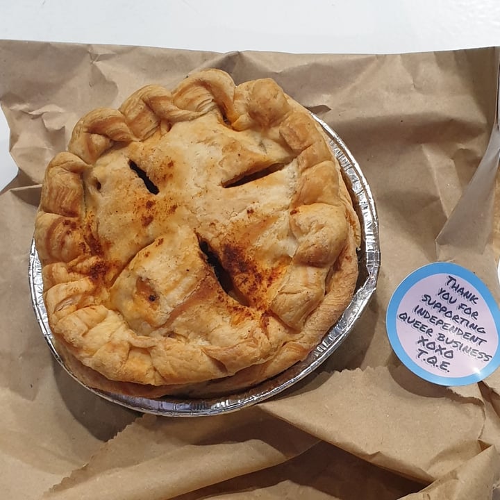 photo of The Queer Emporium Vegan Mac N Cheese Spare Rib Pie shared by @lydiahawkins on  28 Feb 2023 - review