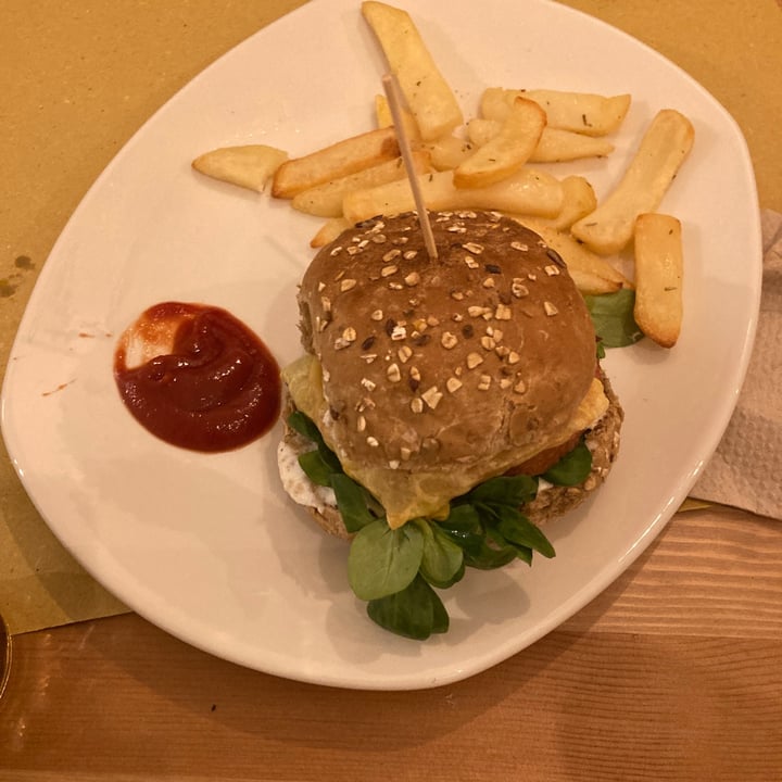 photo of Bottega Vegana Beyond Burger Con Patate shared by @ilaveggyy on  12 Feb 2023 - review