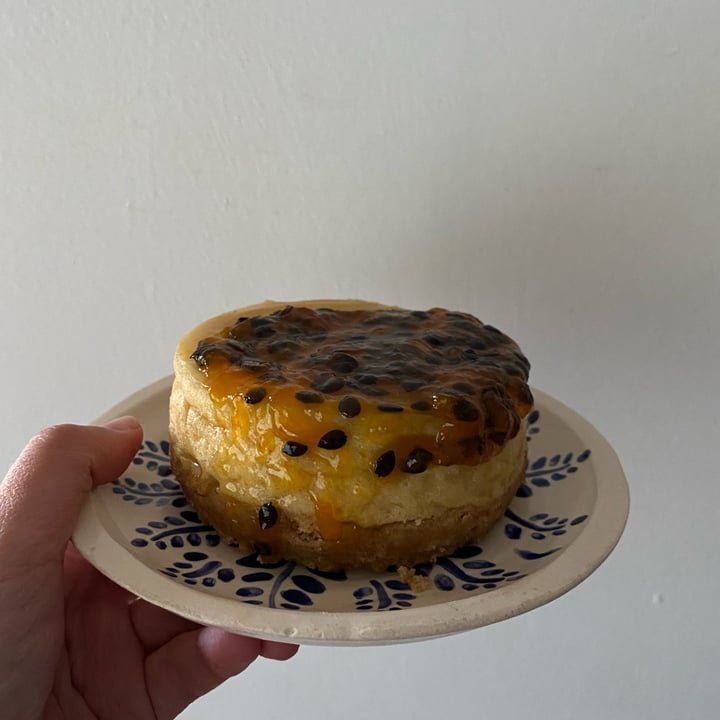 photo of Siembra Pasteleria Vegetal cheesecake de maracuya shared by @juliastepanenko on  22 Jul 2023 - review