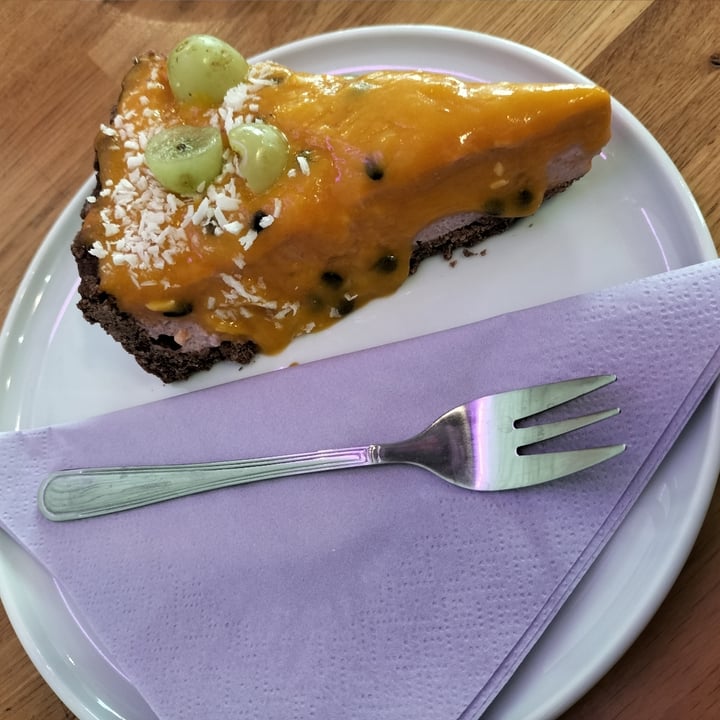 photo of Słodki Bez Berries and passion fruit tart shared by @saracente on  08 Apr 2023 - review