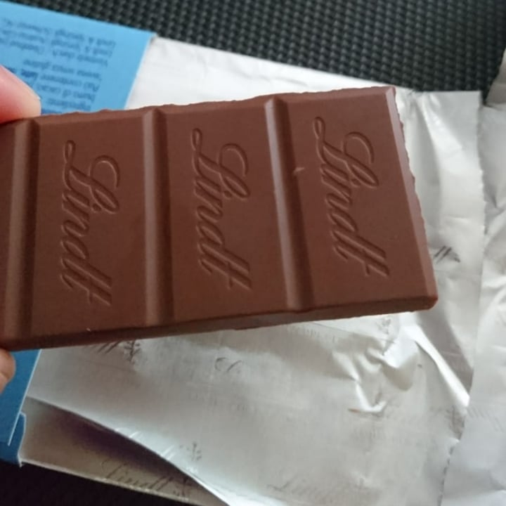 photo of Lindt chocolate Lindt vegan classic shared by @merry-cherry-veg on  30 Jun 2023 - review