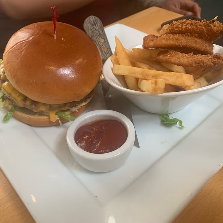 photo of Real Food Daily Classic American Burger shared by @roserose on  17 Apr 2023 - review