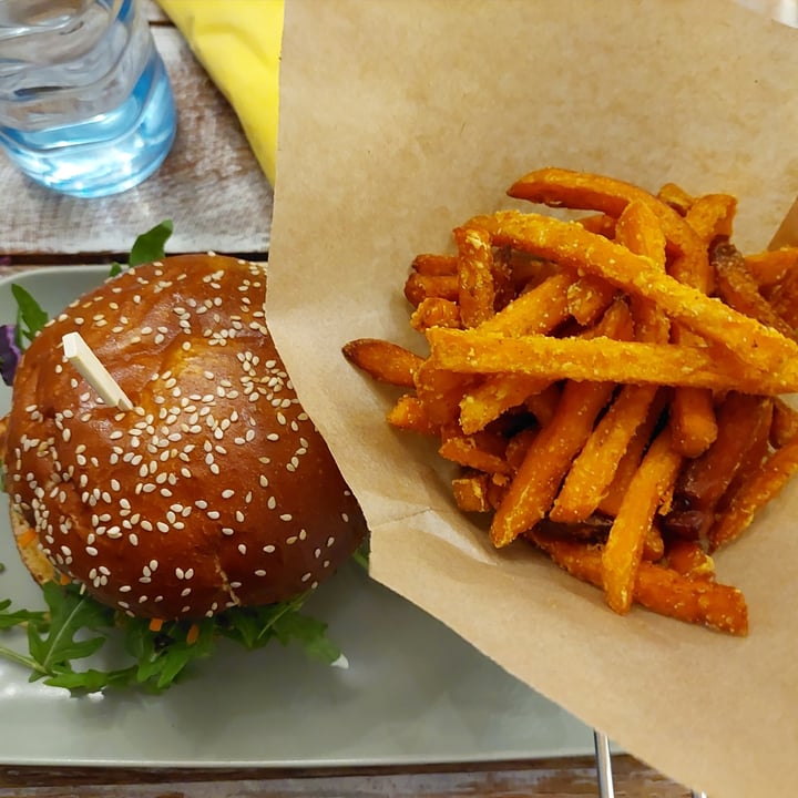 photo of Veggiezz Cheese Burger shared by @appleblossom on  19 May 2023 - review