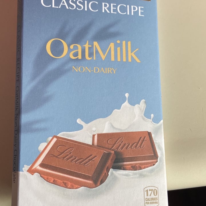 photo of Lindt Oatmilk Chocolate shared by @cuntyvegan7 on  02 Jan 2023 - review