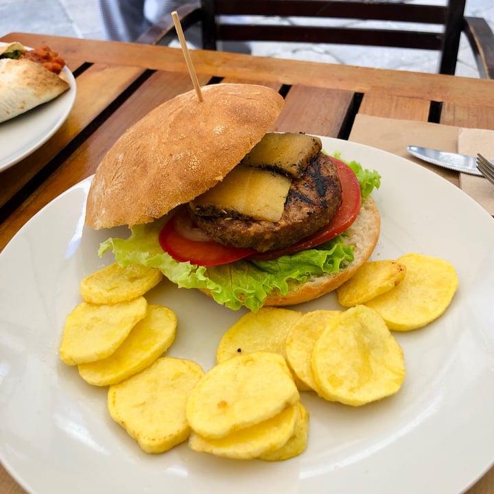 photo of Legends Cafe Hamburguesa vegana shared by @eusonbita on  01 May 2023 - review