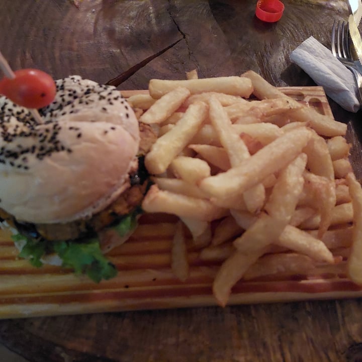 photo of Rivendell speakeasy Not Burger Con Papas Fritas shared by @emilsin on  08 Feb 2023 - review