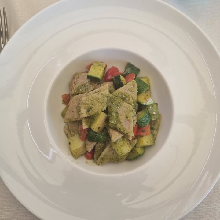 photo of Ristorante Al Derlo Testaroli di farro integrale con pesto vegan e verdure shared by @chiaramousse on  02 Jun 2023 - review