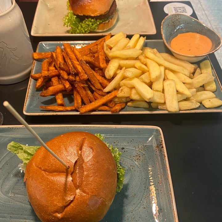 photo of HANS IM GLÜCK Burgergrill & Bar NATURBURSCHE shared by @mthomas814 on  03 Feb 2023 - review