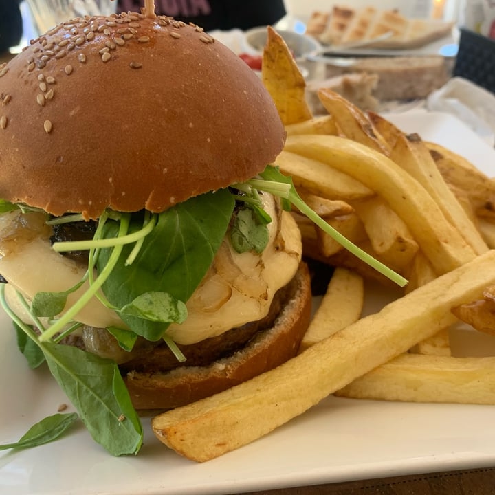 photo of Antojo’s Hamburguesas Doble De Queso Azul ( Roquefort ) shared by @pltlife56 on  01 Jul 2023 - review