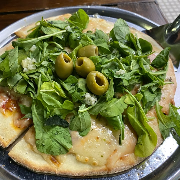 photo of Pizzeria La Guitarrita | Villa Urquiza pizza notco rucula shared by @candelariex on  29 Jan 2023 - review