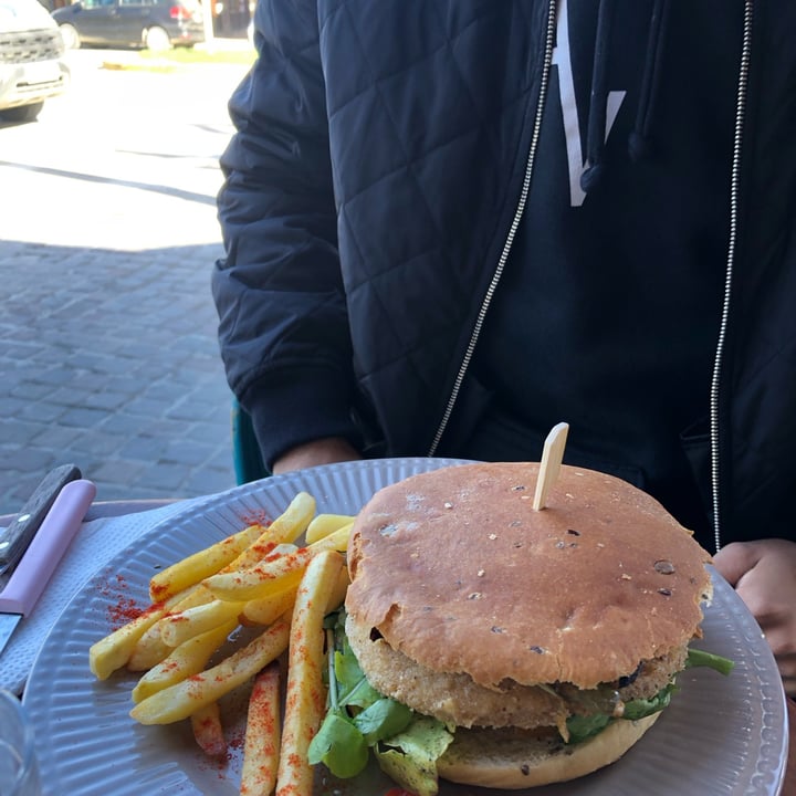 photo of Café Antibes Sandwich de Milanesa De Garbanzos shared by @shelterforfoxes on  02 May 2023 - review