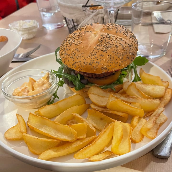photo of Sol Veggie Burger Groumet shared by @ro-ngodrup-dorje on  10 Feb 2023 - review