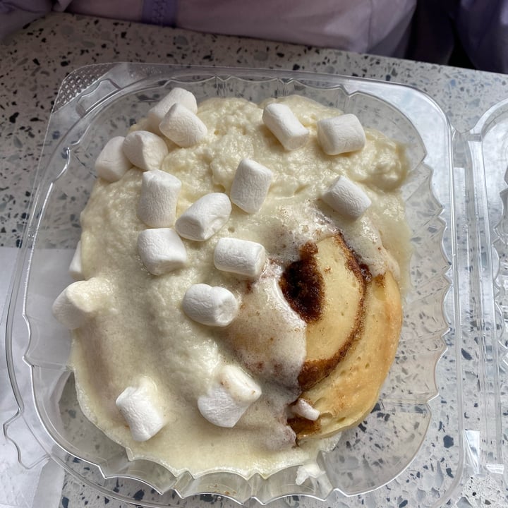 photo of Cinnaholic Cinnamon Roll shared by @szandra12 on  19 Apr 2023 - review