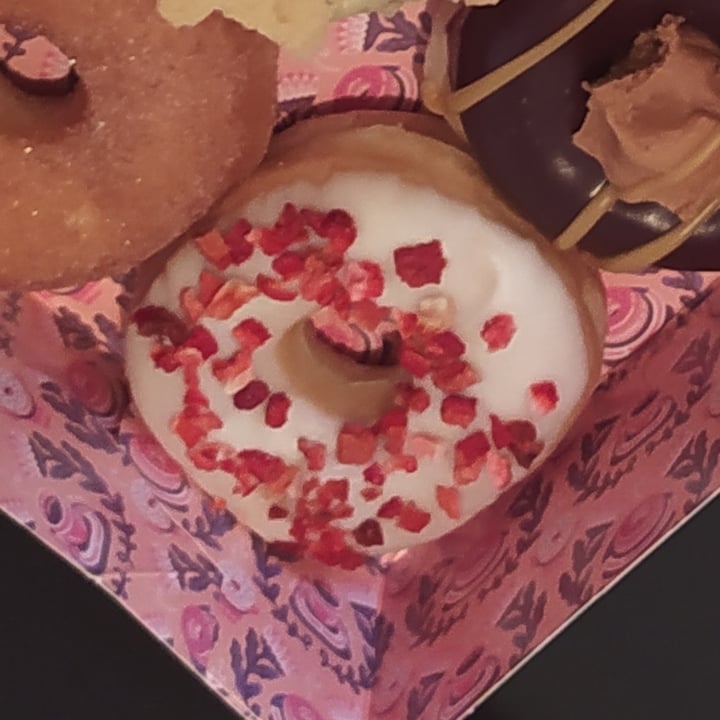 photo of Brammibal's Donuts White Choc & Strawberries shared by @bratkart0ffel on  07 May 2023 - review
