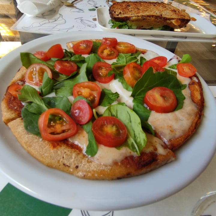 photo of Ohana Store & Coffee Pizza De Quinoa Con Muzzalmendra shared by @julbe on  20 Feb 2023 - review