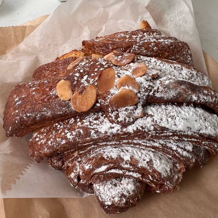 photo of Clementine Bakery almond croissant shared by @holasoymylk on  12 May 2023 - review