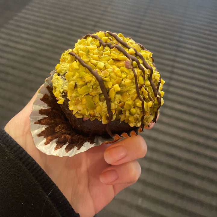 photo of Lola's Cupcakes vegan pistachio & Cherry Cupcake shared by @karisbx on  12 Jan 2023 - review