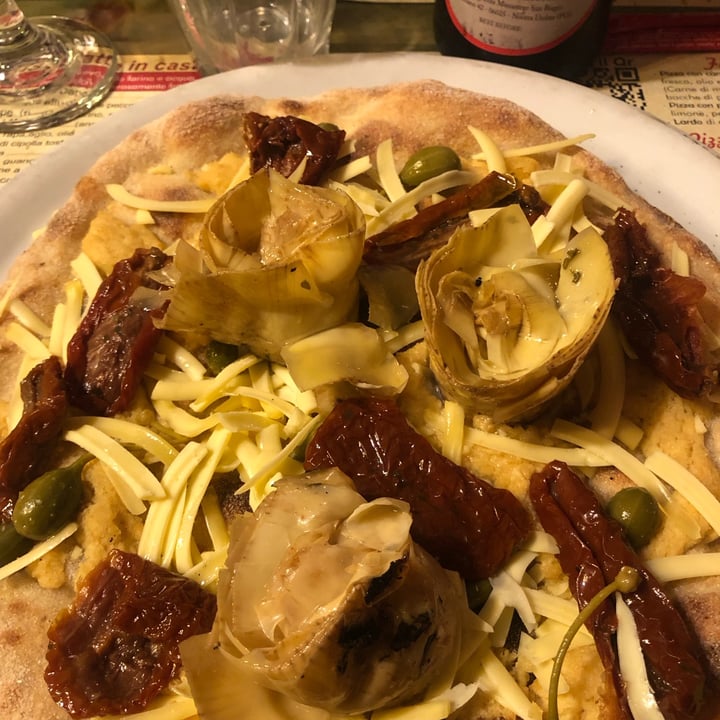 photo of ArVolo Ristorante Pizzeria Pizza Con Crema Di Lupini, Carciofi, Pomodori secchi e Fiori Di Cappero shared by @asepticfrost on  05 Jan 2023 - review