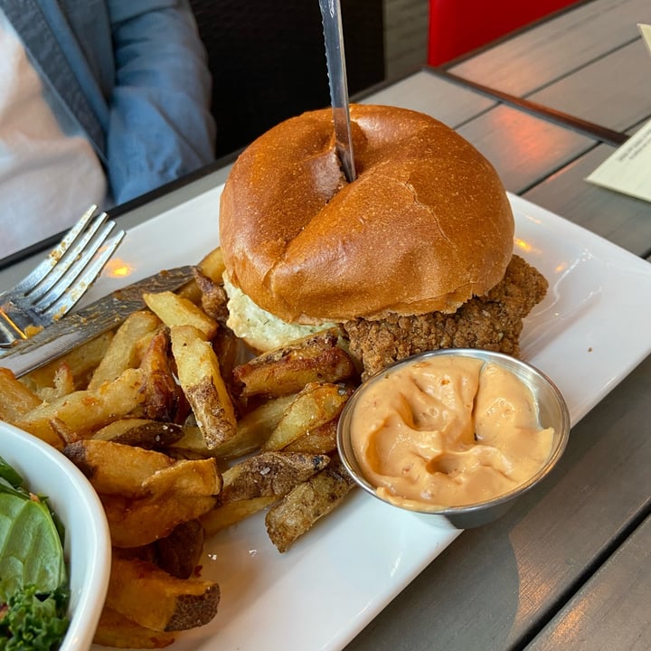 photo of MeeT in Yaletown Crispy Chickun Burger shared by @veggie-meg on  29 Mar 2023 - review