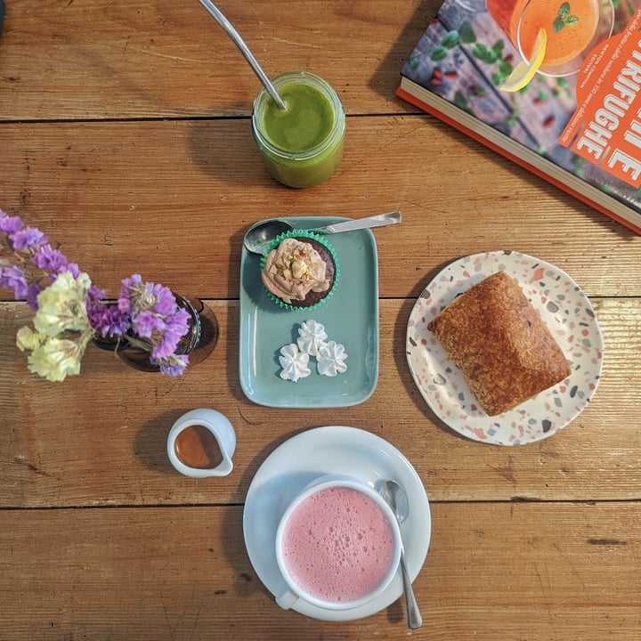 photo of Dulcamara Vegan Bakery & Bistrot Colazione (Cornetto Alla Nocciolata e Cupcacke Al Cocco) shared by @giulitulip on  14 Mar 2023 - review