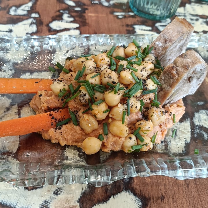 photo of La Mujer de Verde - Restaurante vegano y vegetariano Berenjena al grill con hummus de guisantes y tahin shared by @saragomz on  21 May 2023 - review