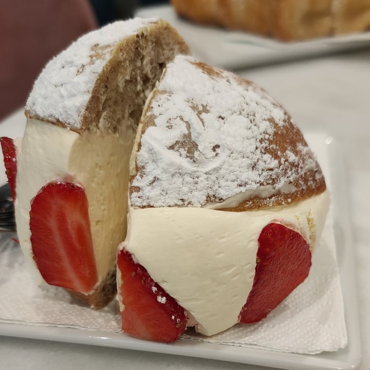 photo of Pasticceria Nepà maritozzo con fragole shared by @andydesa on  10 Jun 2023 - review