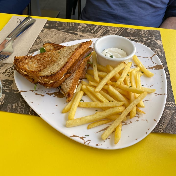 photo of La Factoría Vegana Café-Bar Earth Sandwich shared by @malarky on  30 May 2023 - review