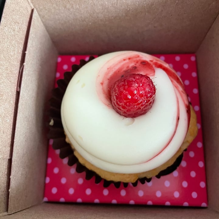 photo of Smallcakes Cupcakery & Creamery Raspberry Lemon Cupcake shared by @ekelcem on  02 Jul 2023 - review