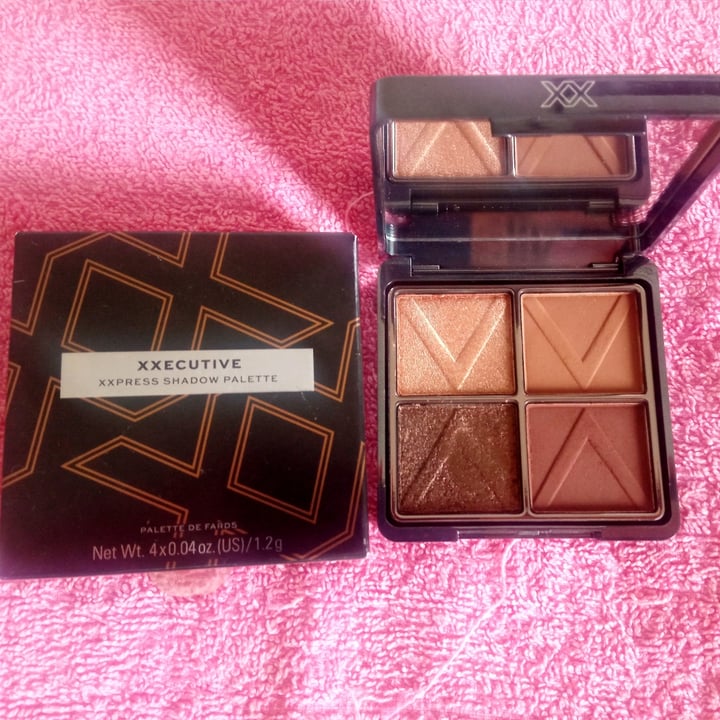 photo of Revolution Pro xxecutive paleta de sombras shared by @may86 on  08 Jan 2023 - review