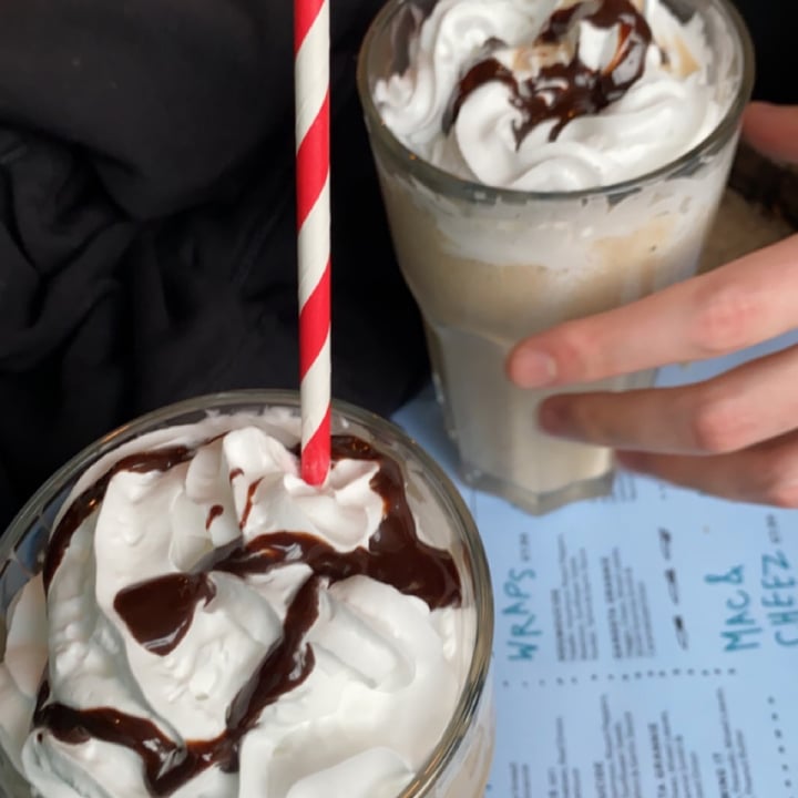 photo of The Glasvegan Peanut Butter milkshake shared by @mochachocolateee on  10 Feb 2023 - review