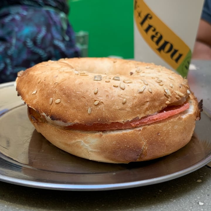 photo of Bioma Plant Based Café Belgrano Bagel de jamón y queso shared by @sechague on  06 Feb 2023 - review